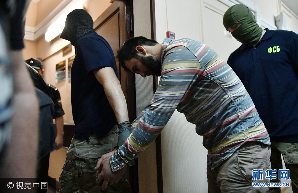 当地时间2017年8月14日，俄罗斯莫斯科，恐袭阴谋嫌犯在法院受审。俄罗斯联邦安全局发布消息称，抓获一个计划对莫斯科人群聚集地实施恐怖袭击的团伙。消息称，该团伙由1名俄罗斯公民和3名中亚国家公民组成。其中一人是极端组织“伊斯兰国”的密使，一人是炸弹专家，剩余两人则负责实施自杀式恐怖袭击。消息说，这些人准备在莫斯科人群大量聚集的地方，例如公交系统设施和大型商场等地使用自杀式袭击的方式制造恐怖事件。消息称，在叙利亚境内的“伊斯兰国”组织在背后策划了此次袭击。消息提到，俄安全人员还在莫斯科郊外发现并捣毁了该团伙生产爆炸物和自制爆炸装置的实验室。***_***3171228 08/14/2017 Policemen escorting one of the suspects of blast preparation in Moscow out of the Lefortovo courtroom after hearings on investigative application re his arrest. Maksim Blinov/Sputnik