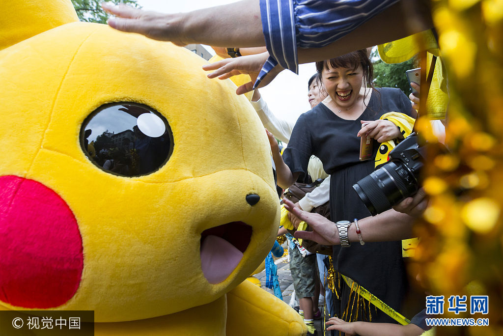当地时间2017年8月14日，日本横滨，当地举行“皮卡丘节日”。全市各处会出现大约1500只神态各异的皮卡丘。目的是吸引游客来到这座城市，该活动将持续到8月15日。皮卡丘是游戏“口袋妖怪”里的著名角色。***_***YOKOHAMA, JAPAN - AUGUST 14:  People touch a performer dressed as Pikachu, a character from Pokemon series game titles, during a parade held as part of the Pikachu Outbreak event hosted by The Pokemon Co. on August 14, 2017 in Yokohama, Kanagawa, Japan. A total of 1, 500 Pikachus appear at the city's landmarks aiming to attract visitors and tourists to the city. The event will be held through until August 15. (Photo by Tomohiro Ohsumi/Getty Images)