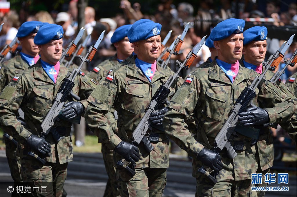 当地时间2017年8月15日，波兰华沙，波兰举行建军节阅兵仪式。***_***WARSAW, POLAND - AUGUST 15, 2017: Polish servicemen march in formation during a military parade marking Poland's Armed Forces Day. Alexei Pantsikov/TASS