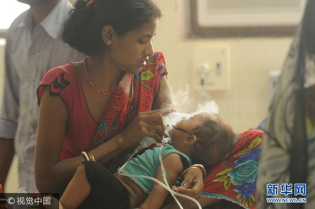 当地时间2017年8月15日，印度勒克瑙，一名儿童在接受治疗。Babu Mohan Singh地区医院过去6天里有至少60名儿童死亡。***_***LUCKNOW, INDIA - AUGUST 15: A child admitted inside encephalitis ward at BRD medical centre, Gorakhpur, on August 15, 2017 in Lucknow, India. Six more children have died from encephalitis since Saturday at state-run BRD Medical College Hospital, where the death of nearly 70 of them, including infants, has set off a nation-wide outrage and political recrimination. (Photo by Deepak Gupta/Hindustan Times via Getty Images)