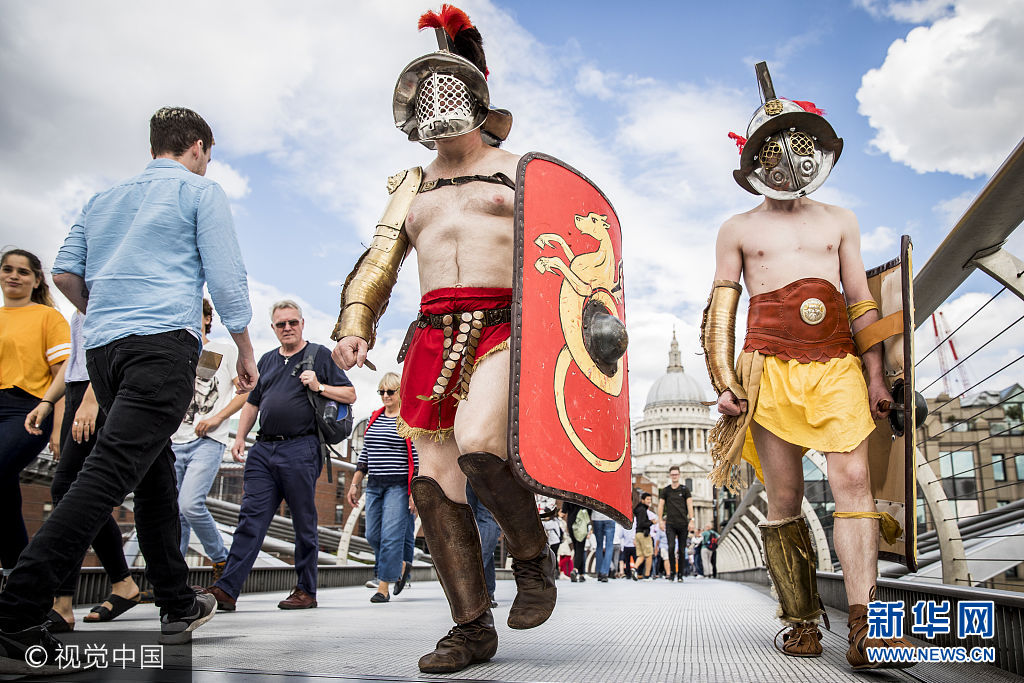 当地时间2017年8月15日，英国伦敦，英国民众在伦敦博物馆前装扮成罗马角斗士的模样。***_***LONDON, ENGLAND - AUGUST 15:  Members from Britannia dressed as Roman Gladiators visit London landmarks ahead of the Museum of London: Gladiator Games on August 15, 2017 in London, England. The Museum of London: Gladiator Games takes place at the site of London's only Roman amphitheatre which was discovered by archaeologists under the courtyard of the Guildhall.  (Photo by Tristan Fewings/Getty Images)