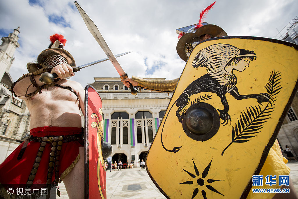 当地时间2017年8月15日，英国伦敦，英国民众在伦敦博物馆前装扮成罗马角斗士的模样。***_***LONDON, ENGLAND - AUGUST 15:  Members from Britannia dressed as Roman Gladiators visit London landmarks ahead of the Museum of London: Gladiator Games on August 15, 2017 in London, England. The Museum of London: Gladiator Games takes place at the site of London's only Roman amphitheatre which was discovered by archaeologists under the courtyard of the Guildhall.  (Photo by Tristan Fewings/Getty Images)