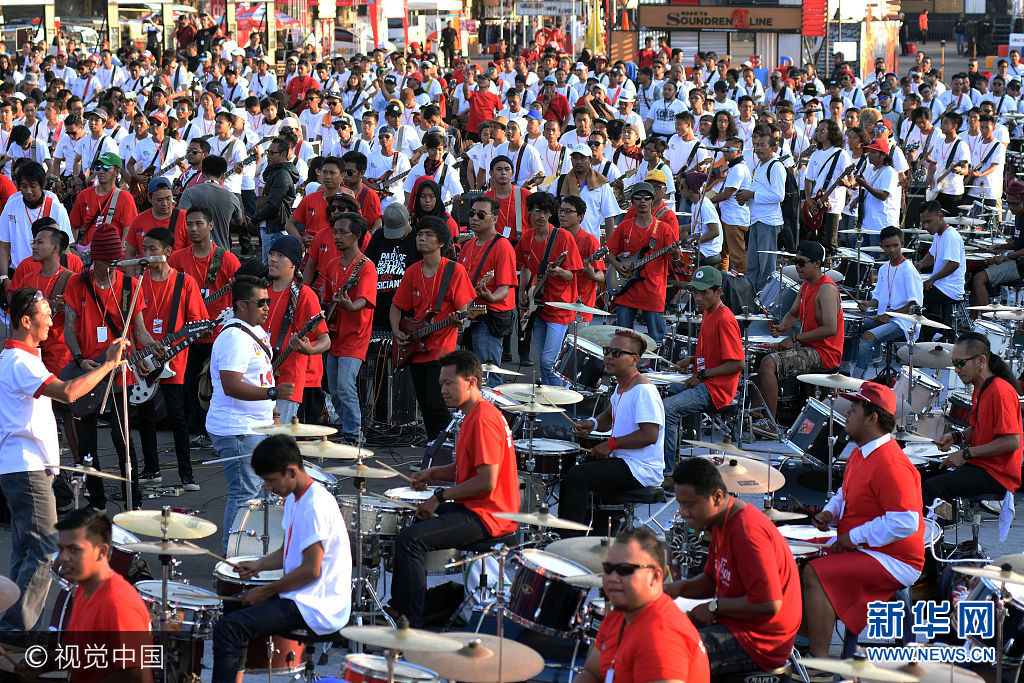 当地时间2017年8月13日，印尼泗水，印尼音乐家集体演绎 'Rumah Kita'歌曲，试图打破记录。1015名东爪哇的音乐家聚集在一起表演，包括203个鼓手，497个吉他手和321个歌手。***_***SURABAYA, INDONESIA - AUGUST 13 : Indonesian musicians perform the song 'Rumah Kita' together in an attempt to break the record of musicians on August 13, 2017 in Surabaya, Indonesia.  A total of 1,015 East Java musicians consisting of 203 drummers, 497 guitarists and 321 vocalists were involved in a record-breaking effort to play music together.  PHOTOGRAPH BY Sijori Images / Barcroft Images  London-T:+44 207 033 1031 E:hello@barcroftmedia.com - New York-T:+1 212 796 2458 E:hello@barcroftusa.com - New Delhi-T:+91 11 4053 2429 E:hello@barcroftindia.com www.barcroftimages.com