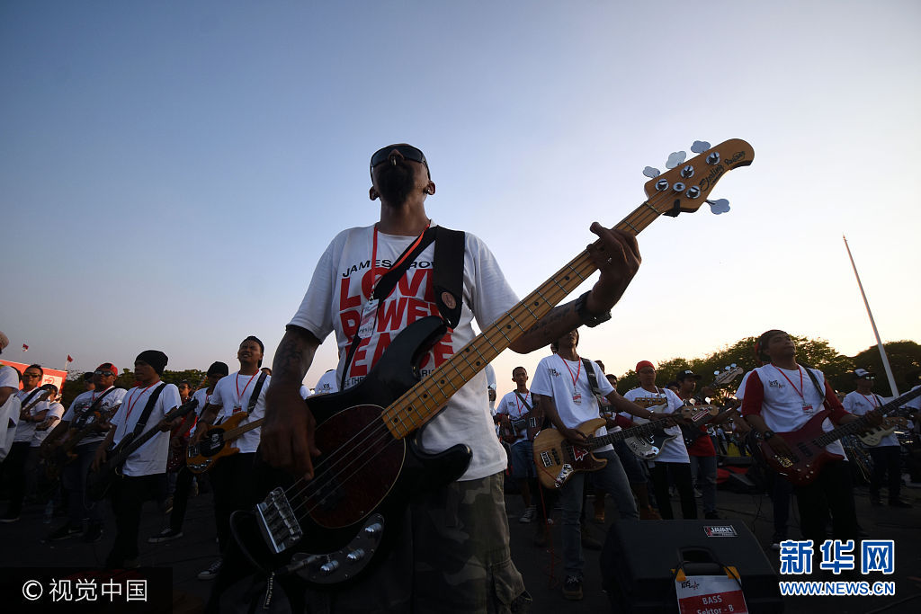 当地时间2017年8月13日，印尼泗水，印尼音乐家集体演绎 'Rumah Kita'歌曲，试图打破记录。1015名东爪哇的音乐家聚集在一起表演，包括203个鼓手，497个吉他手和321个歌手。***_***SURABAYA, INDONESIA - AUGUST 13 : Indonesian musicians perform the song 'Rumah Kita' together in an attempt to break the record of musicians on August 13, 2017 in Surabaya, Indonesia.  A total of 1,015 East Java musicians consisting of 203 drummers, 497 guitarists and 321 vocalists were involved in a record-breaking effort to play music together.  PHOTOGRAPH BY Sijori Images / Barcroft Images  London-T:+44 207 033 1031 E:hello@barcroftmedia.com - New York-T:+1 212 796 2458 E:hello@barcroftusa.com - New Delhi-T:+91 11 4053 2429 E:hello@barcroftindia.com www.barcroftimages.com