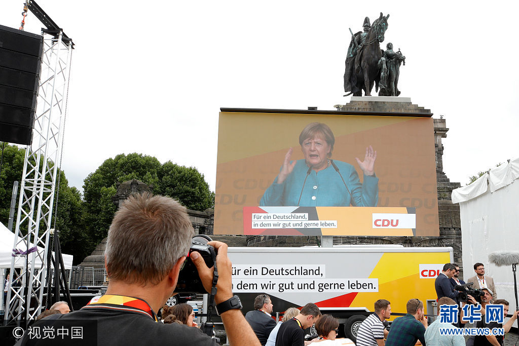 当地时间2017年8月16日，德国科布伦茨莱茵，德国总理默克尔举行竞选集会，为即将来临的大选造势。***_***KOBLENZ AM RHEIN, GERMANY - AUGUST 16:  A photographers takes pictures of a video wall showing German Chancellor and head of the German Christian Democrats (CDU) Angela Merkel speaking on stage at an election rally at the headland known as the 'Deutsches Eck' ('German Corner'), where the Mosel and Rhine rivers meet, on August 16, 2017 in Koblenz, Germany. Germany is scheduled to hold federal elections on September 24 and Merkel, who is running for a fourth term as chancellor, currently holds a double-digit lead over Martin Schulz from the German Social Democrats (SPD), her main opponent.  (Photo by Andreas Rentz/Getty Images)