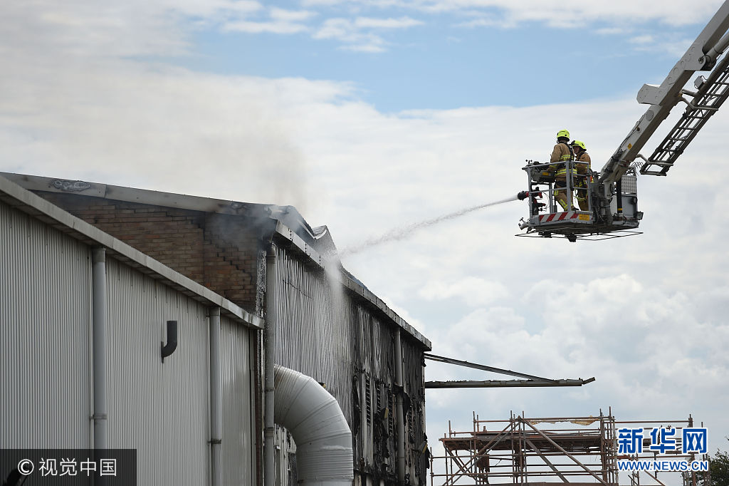 当地时间2017年8月16日，英国伦敦，伦敦绍森德机场附近发生爆炸，现场浓烟滚滚，消防人员紧急赶往现场。***_***Emergency services at the scene of fire at the Air Livery hanger at Southend Airport in Essex.