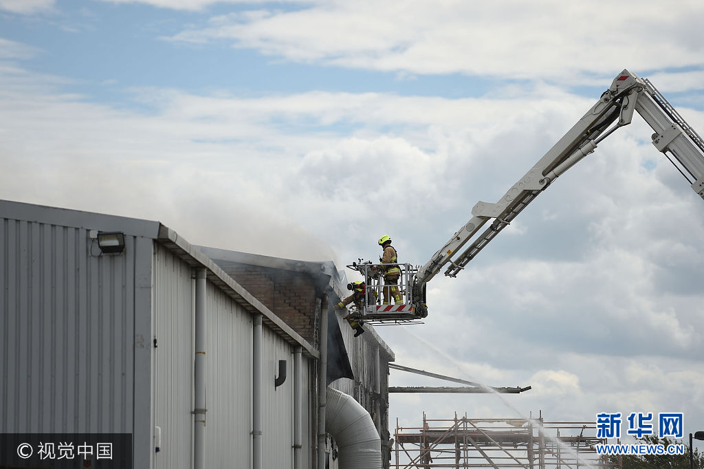 当地时间2017年8月16日，英国伦敦，伦敦绍森德机场附近发生爆炸，现场浓烟滚滚，消防人员紧急赶往现场。***_***Emergency services at the scene of fire at the Air Livery hanger at Southend Airport in Essex.