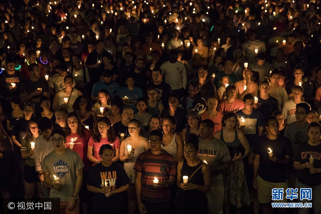 当地时间2017年8月16日，美国弗吉尼亚州夏洛茨维尔，数千人手捧蜡烛沿此前“白人至上”集会路线游行，抗议“白人至上主义”。***_***CHARLOTTESVILLE, USA - AUGUST 16: Thousands gather with candles to march along the path that White Supremacists took the prior Friday with torches on the University of Virginia Campus in Charlottesville, United States on August 16, 2017. (Photo by Samuel Corum/Anadolu Agency/Getty Images)