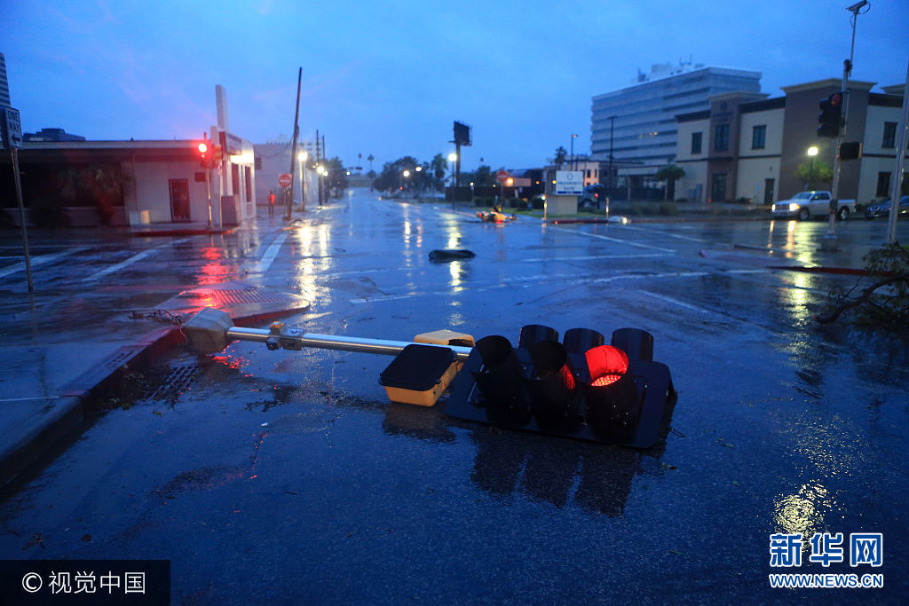 当地时间2017年8月26日，美国德克萨斯州，当地遭飓风侵袭。四级飓风“哈维”25日晚在美国得克萨斯州南部沿海地区登陆。此次飓风被认为是自2005年以来全美遭遇的最强飓风。***_***A streetlight continues to blink despite being ripped from the ground in downtown Corpus Christi, Texas, on Saturday, Aug. 26, 2017, the morning after Hurricane Harvey. (Rachel Denny Clow/Corpus Christi Caller-Times/TNS) Photo via Newscom
