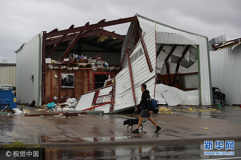 当地时间2017年8月26日，美国德克萨斯州，当地遭飓风侵袭。四级飓风“哈维”25日晚在美国得克萨斯州南部沿海地区登陆。此次飓风被认为是自2005年以来全美遭遇的最强飓风。***_***ROCKPORT, TX - AUGUST 26:  A damaged building is seen after Hurricane Harvey passed through on August 26, 2017 in Rockport, Texas. Harvey made landfall shortly after 11 p.m. Friday, just north of Port Aransas as a Category 4 storm and is being reported as the strongest hurricane to hit the United States since Wilma in 2005. Forecasts call for as much as 30 inches of rain to fall in the next few days. (Photo by Joe Raedle/Getty Images)