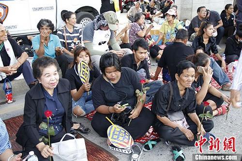 8月25日，逾千名支持者聚集在泰国最高法院外围马路高架桥下声援前总理英拉。 <a target='_blank' href='http://www.chinanews.com/'><p  align=