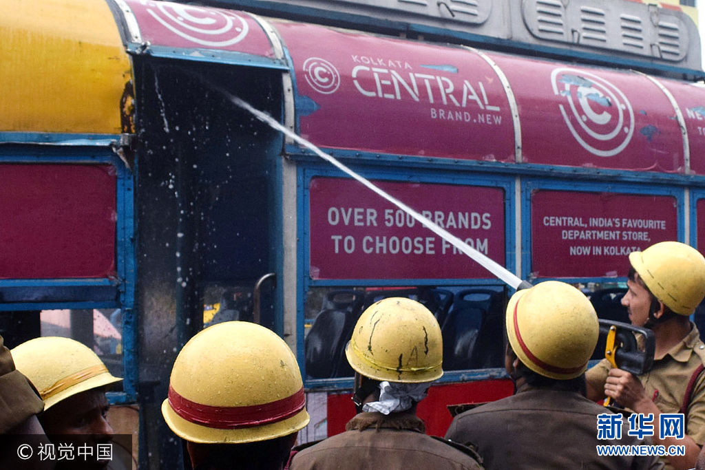 当地时间2017年8月29日，印度加尔各答，一辆电车在行驶回库维修的路途中突然起火。***_***KOLKATA, WEST BENGAL, INDIA - 2017/08/29: A tram caught fire at Moulali crossing on its way to Nonapukur tram depot for repairing on August 29, 2017 in Kolkata. (Photo by Saikat Paul/Pacific Press/LightRocket via Getty Images)