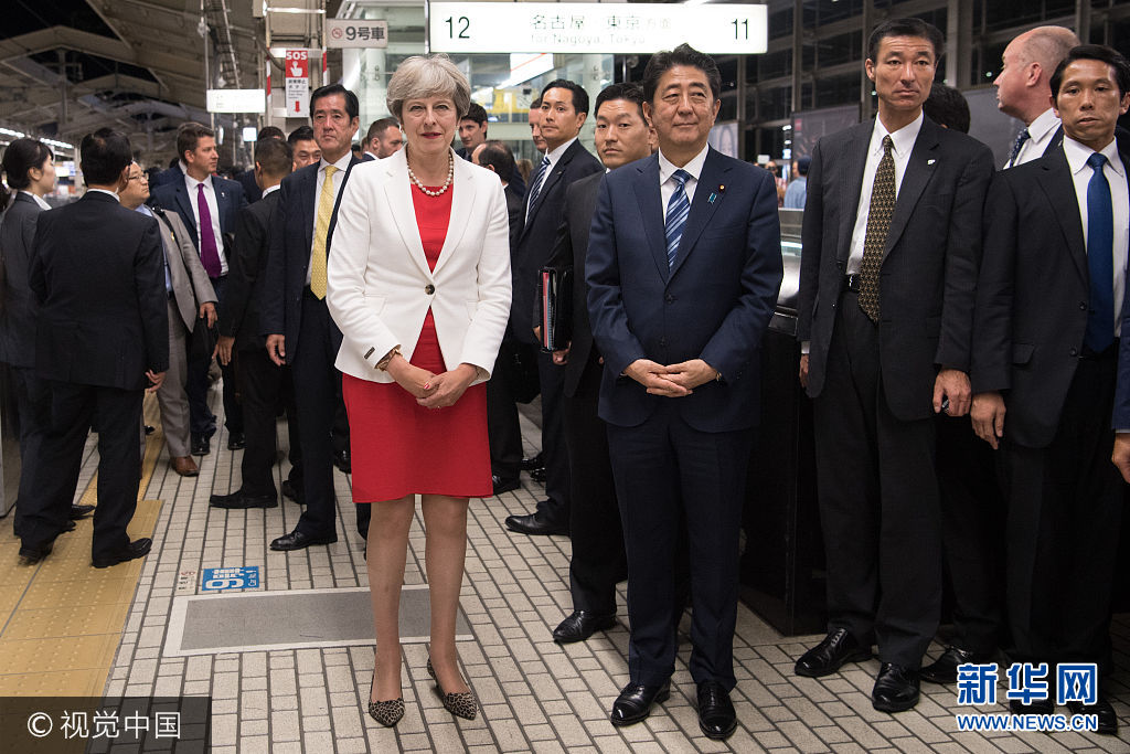 当地时间2017年8月30日，日本京都，正在日本访问的英国首相特蕾莎·梅与安倍晋三一同乘坐新干线，前往东京。***_***KYOTO, JAPAN - AUGUST 30:  Britain's Prime Minister, Theresa May, (L) waits with Japan's Prime Minister, Shinzo Abe, as they arrive at Kyoto Train Station to board a bullet train to Tokyo on August 30, 2017 in Kyoto, Japan. Mrs May is on a three day visit to Japan where she will discuss trade and security issues.  (Photo by Carl Court/Getty Images)