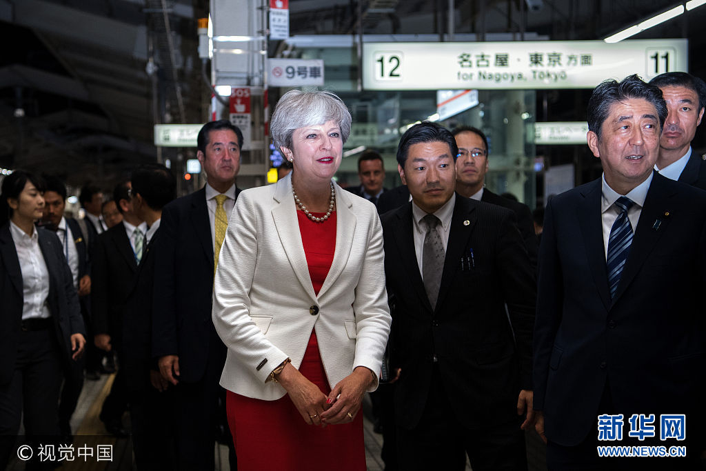 当地时间2017年8月30日，日本京都，正在日本访问的英国首相特蕾莎·梅与安倍晋三一同乘坐新干线，前往东京。***_***KYOTO, JAPAN - AUGUST 30:  Britain's Prime Minister, Theresa May, (L) walks with Japan's Prime Minister, Shinzo Abe, as they arrive at Kyoto Train Station to board a bullet train to Tokyo on August 30, 2017 in Kyoto, Japan. Mrs May is on a three day visit to Japan where she will discuss trade and security issues.  (Photo by Carl Court/Getty Images)