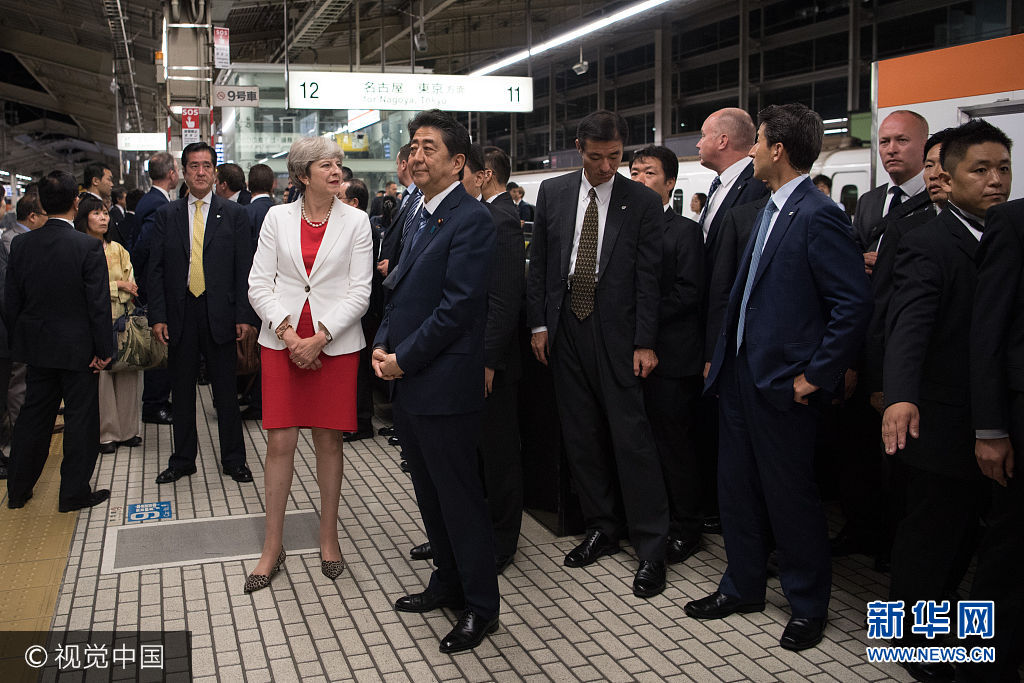当地时间2017年8月30日，日本京都，正在日本访问的英国首相特蕾莎·梅与安倍晋三一同乘坐新干线，前往东京。***_***KYOTO, JAPAN - AUGUST 30:  Britain's Prime Minister, Theresa May, (L) waits with Japan's Prime Minister, Shinzo Abe, as they arrive at Kyoto Train Station to board a bullet train to Tokyo on August 30, 2017 in Kyoto, Japan. Mrs May is on a three day visit to Japan where she will discuss trade and security issues.  (Photo by Carl Court/Getty Images)