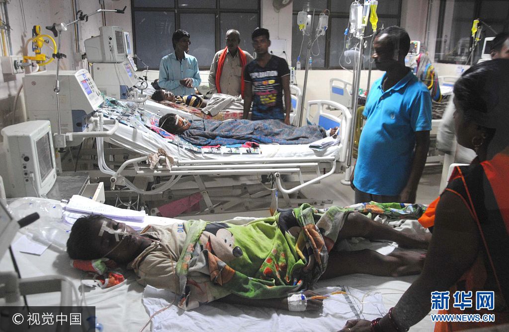 当地时间2017年8月30日，印度戈勒克布尔，据印度媒体报道，印度北方邦一所公立医院在过去48小时内有42名儿童死亡，死亡原因正在调查中。报道说，这所公立医院是北方邦戈勒布克尔县的BRD医院，该院院长P.K。辛格告诉媒体，其中有7名儿童死于脑炎，其他儿童的死亡原因正在调查中。当地也有媒体报道说，过去72小时内，这所医院共有61名儿童死亡。***_***GORAKHPUR, INDIA - AUGUST 30: Inside view of a children ward of BRD Hospital on August 30, 2017 in Gorakhpur, India. Just days after Gorakhpurs BRD Medical College made headlines due to the death of over 70 children in a matter of days, panic has struck the Uttar Pradesh hospital once again as 61 more have died there in the last 72 hours. (Photo by Guddu/Hindustan Times via Getty Images)