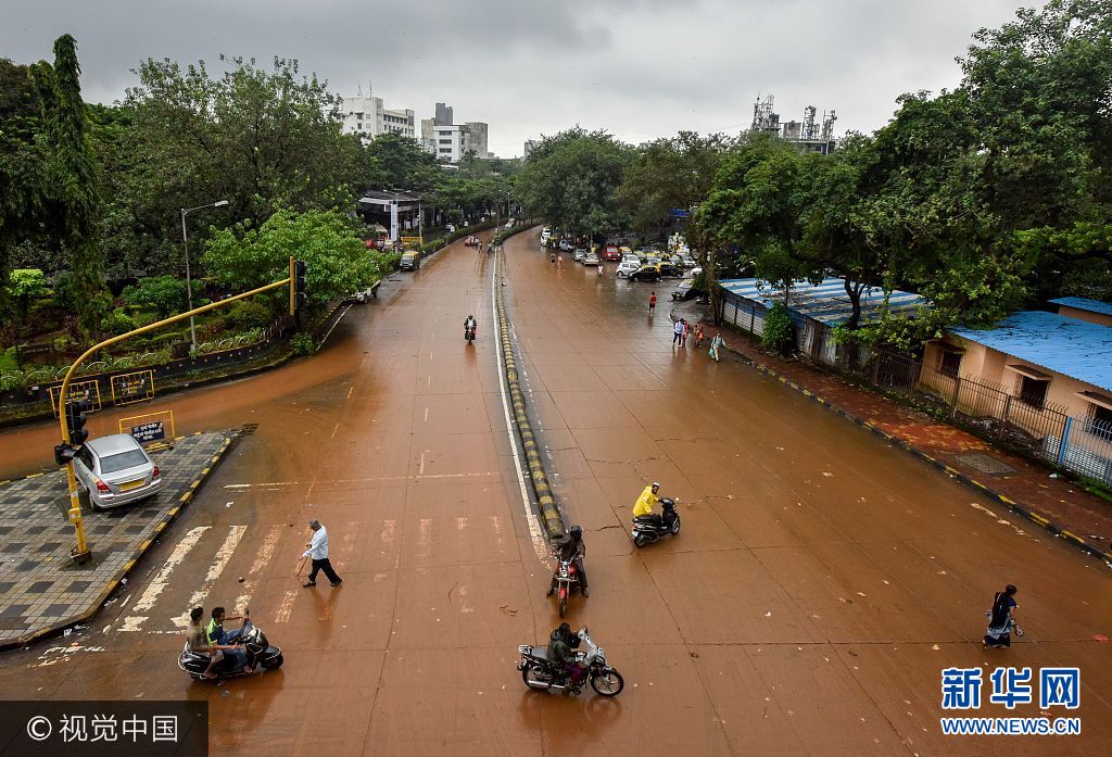 当地时间2017年8月30日，印度孟买，由于多日的连续强降雨导致当地大量道路被淹没，民众出行受阻，另造成多班次列车停运，大量旅客滞留车站。***_***MUMBAI, INDIA - AUGUST 30: Road were clear at King circle  on August 30, 2017 in Mumbai, India.  Heavy monsoon rains have brought Mumbai to a halt for a second day as many areas like Sion, Kings Circle, Kurla, Bandra, Mahim, Dadar, and Matunga were remain flooded.(Photo by Kunal Patil/Hindustan Times)