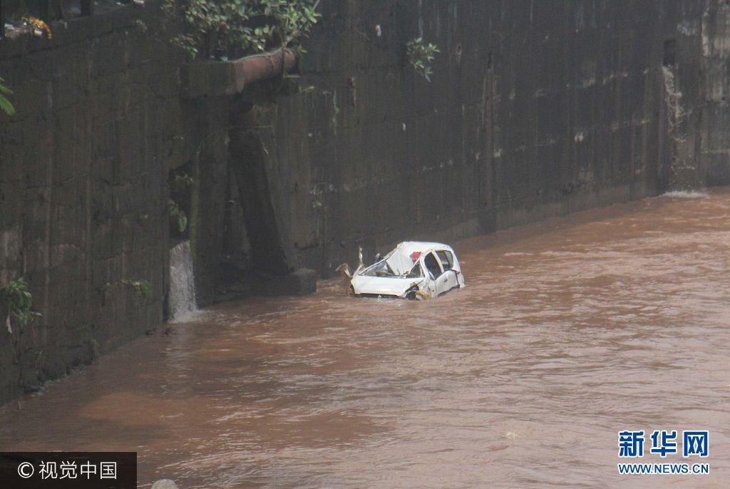 当地时间2017年8月30日，印度孟买，由于多日的连续强降雨导致当地大量道路被淹没，民众出行受阻，另造成多班次列车停运，大量旅客滞留车站。***_***MUMBAI, INDIA - AUGUST 30: Submerged vehicle after yesterday Dahisar river overflowed due to heavy rain, the water level increased  upto 6 feet in entire Shanti Van area , Borivali    on August 30, 2017 in Mumbai, India. Heavy monsoon rains have brought Mumbai to a halt for a second day as many areas like Sion, Kings Circle, Kurla, Bandra, Mahim, Dadar, and Matunga were remain flooded. (Photo by Pramod Thakur/ Hindustan Times)