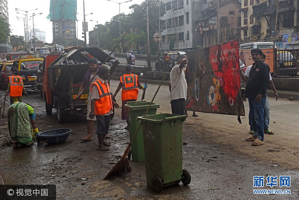 当地时间2017年8月30日，印度孟买，由于多日的连续强降雨导致当地大量道路被淹没，民众出行受阻，另造成多班次列车停运，大量旅客滞留车站。***_***MUMBAI, INDIA - AUGUST 30: BMC clean up workers cleans the road after a heavy rain at Hindamata,Parel  on August 30, 2017 in Mumbai, India.  Heavy monsoon rains have brought Mumbai to a halt for a second day as many areas like Sion, Kings Circle, Kurla, Bandra, Mahim, Dadar, and Matunga were remain flooded.(Photo by Pratik Chorge/Hindustan Times)