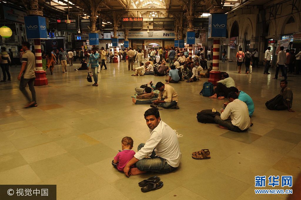 当地时间2017年8月30日，印度孟买，由于多日的连续强降雨导致当地大量道路被淹没，民众出行受阻，另造成多班次列车停运，大量旅客滞留车站。***_***MUMBAI, INDIA - AUGUST 30: Peoples waiting on CSMT platform for Local train at CSMT Station, on August 30, 2017 in Mumbai, India. Heavy monsoon rains have brought Mumbai to a halt for a second day as many areas like Sion, Kings Circle, Kurla, Bandra, Mahim, Dadar, and Matunga were remain flooded.  (Photo by Bhushan Koyande/Hindustan Times)
