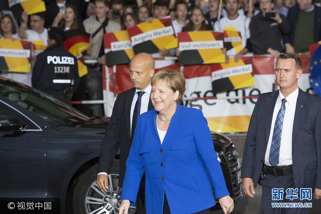 当地时间2017年9月3日，德国柏林，寻求连任的总理默克尔与主要竞争对手、社会民主党党魁舒尔茨出席电视辩论，首次正面交锋。***_***BERLIN, GERMANY - SEPTEMBER 03:  German Chancellor and Christian Democrat (CDU) Angela Merkel is seen arriving at Adlershof television studios to attend the live television debate with German Social Democrat (SPD) and chancellor candidate Martin Schulz, on September 3, 2017 in Berlin, Germany. Germany will hold federal elections on September 24 and so far Merkel, who is seeking a fourth term, has a double-digit lead over Schulz. (Photo by Omer Messinger/Getty Images)
