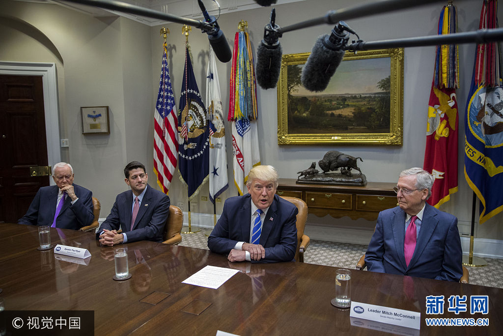 当地时间2017年9月5日，美国华盛顿，美国总统特朗普会见国会领导人和议员，讨论税收改革。***_***WASHINGTON, DC - SEPTEMBER 05:  US President Donald Trump (2-R), with Chairman of the Senate Finance Committee Orrin Hatch (L), Speaker of the House Paul Ryan (2-L) and Senate Majority Leader Mitch McConnell (R), delivers remarks during a meeting with members of Congress and his administration regarding tax reform in the Roosevelt Room of the White House on September 5, 2017 in Washington, DC.  (Photo by Shawn Thew-Pool/Getty Images)