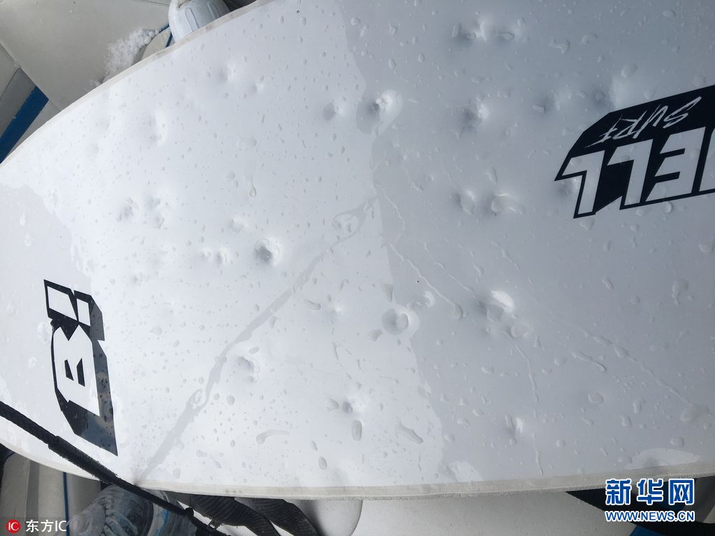 美国加州遭高尔夫球大小冰雹袭击 船身竟被砸