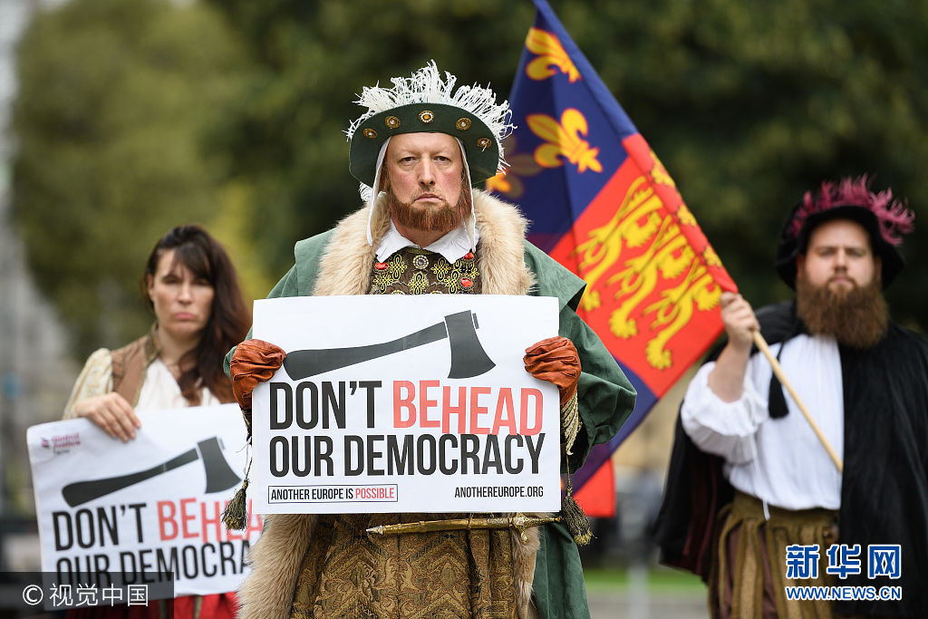 当地时间2017年9月7日，英国伦敦，民众扮成亨利八世在议会外抗议，反对“大废除法案”（the Great Repeal Bill）。英国议会当日正在对“大废除法案”进行讨论。反对者认为该法案是对民主的最大威胁。 据此前报道，7月13日，英国公布一份名为“大废除法案”的重要立法文件，该法案旨在将现有欧盟法律转换为英国国内法，为英国“脱欧”后的法律承接做准备。法案规定，脱欧后欧盟法律不再适用于英国，英国政府有两年过渡期去纠正欧盟法律移植至英国时的缺陷。***_***LONDON, ENGLAND - SEPTEMBER 07:  A man dressed as Britain's King Henry VIII stands with other costumed people during a photocall by the 'Another Europe is Possible' group on September 7, 2017 in London, England.  The EU Withdrawal Bill was debated for the first time today in the House of Commons. The Bill is likely to face some hurdles as it contains a number of new powers for Government which have been criticised by some as a threat to democracy. The powers being discussed are named 'Henry VIII' clauses, after the historic British King.  (Photo by Leon Neal/Getty Images)