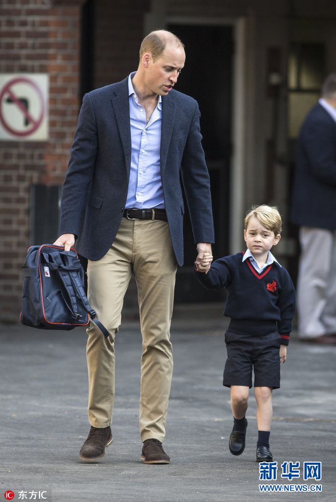 英国威廉王子送儿子上学 乔治小王子穿校服可