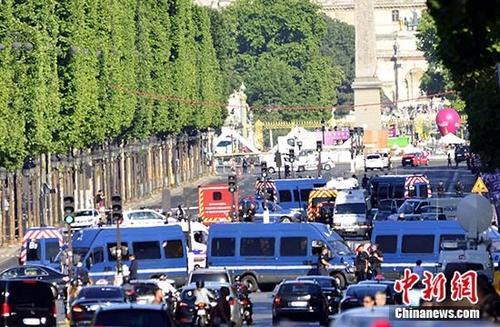 6月19日下午，一男子驾车在巴黎香榭丽舍大道上突然冲撞宪兵部队的巡逻执勤车辆。肇事车辆随即起火，驾车者身受重伤，最终不治身亡。警方无人伤亡。 目前，法国内政部已将该事件定性为“恐怖袭击图谋”，巴黎检方反恐部门随即展开调查。据报道，肇事者是一名威胁国家安全的S级人物，其车辆上也发现了手枪、自动步枪和燃气罐。 图为警方封锁香榭丽舍大道事发路段。 <a target='_blank' href='http://www.chinanews.com/'><p  align=