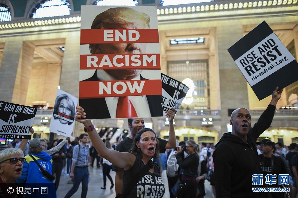 当地时间2017年9月18日，美国纽约，当地民众在纽约中央火车站集会，举行“反白人种族主义”集会，抗议总统特朗普。特朗普将在9月19日联合国大会首日发表演讲。***_***Protesters shouts slogans and wave placards against US President Donald Trump during Rise and Resist Against White Supremacy demonstration inside the Grand Central Station in New York on September 18, 2017. US President Donald Trump will deliver his maiden address on Day One of the 72nd session of United Nations General Assembly on September 19, 2017. Jewel SAMAD