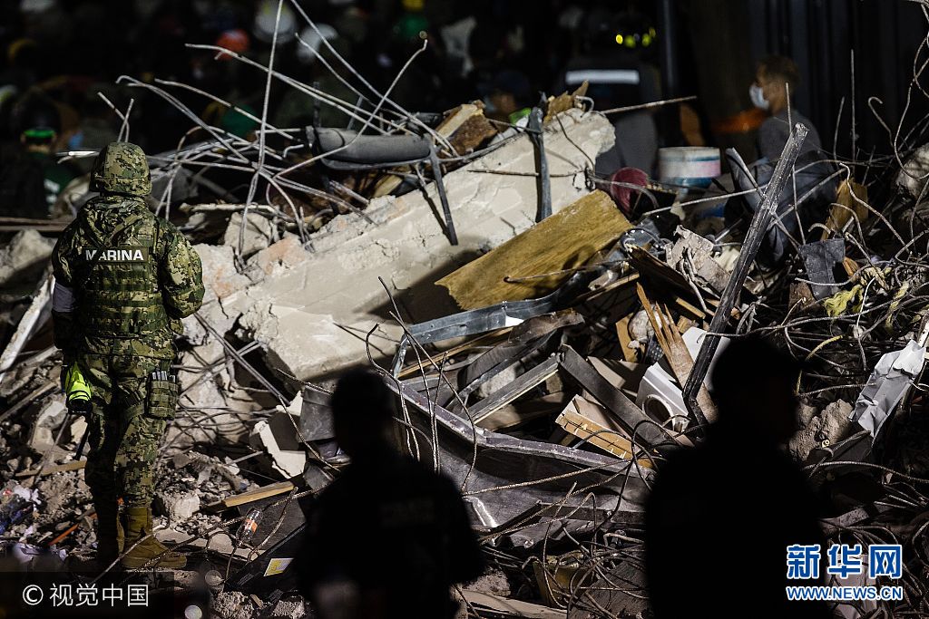 当地时间2017年9月20日，墨西哥墨西哥城，救援人员在进行搜救工作。***_***MEXICO CITY, MEXICO - SEPTEMBER 20: A Mexican Marine stands near the debris of a collapsed building in the aftermath of powerful magnitude 7.1 earthquake that hit Mexico City, killing dozens and causing widespread panic in Mexico on September 20, 2017. (Photo by Manuel Velasquez/Anadolu Agency/Getty Images)