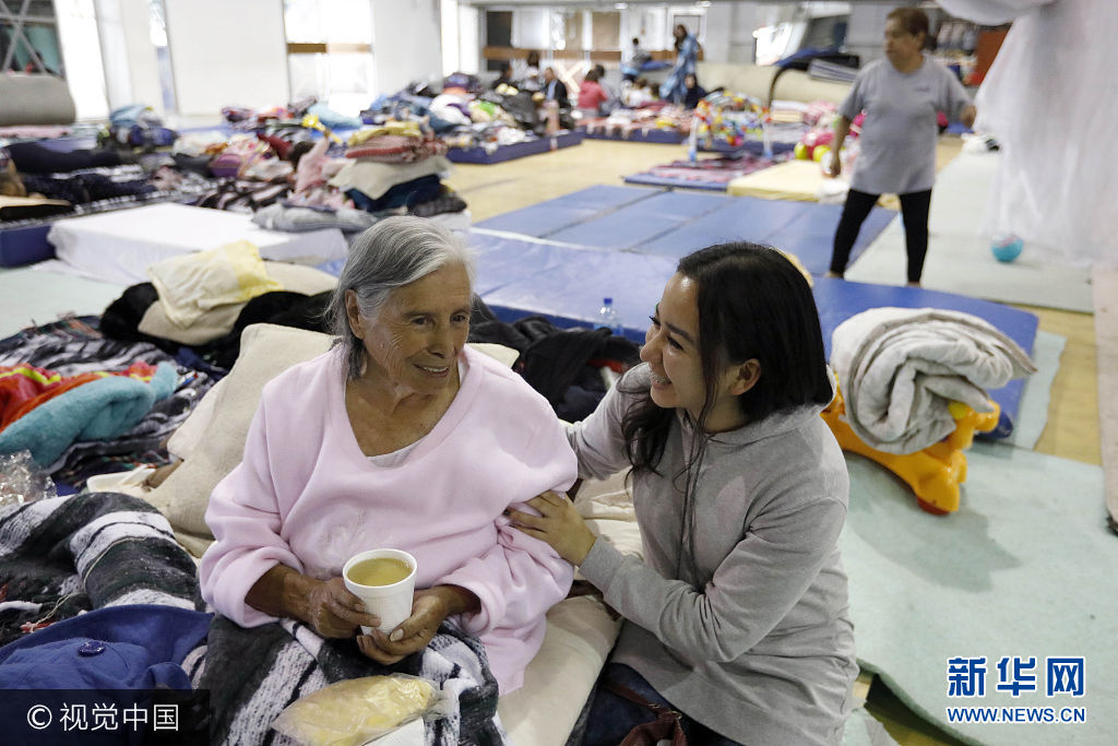当地时间2017年9月21日，墨西哥墨西哥城，地震灾民居住在体育中心改造的临时避难所中。 19日中午发生在墨西哥中部的7.1级地震已造成至少273人遇难。***_***MEXICO CITY, MEXICO - SEPTEMBER 21: Refugio Gonzalez, 85, left, is comforted by volunteer Lety Rebollar, 19, of Mexico State, in a shelter holding 460 people displaced by the earthquake at Deportivo Benito Juarez sports complex on September 21, 2017 in Mexico City, Mexico. A powerful 7.1 earthquake rocked central Mexico on Tuesday, collapsing homes and bridges across hundreds of miles, killing at least 225 people. (Photo by Gary Coronado/Los Angeles Times via Getty Images)