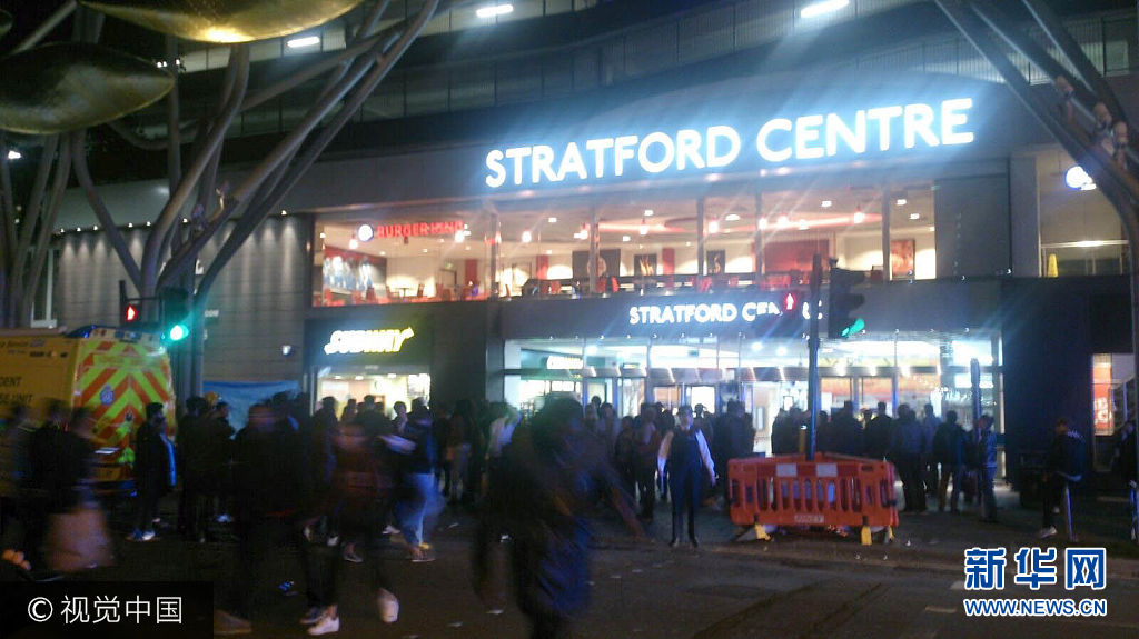当地时间2017年9月23日，英国伦敦，警方在现场驻守。一群男子在伦敦东部大型购物中心Stratford Centre附近喷洒有毒物质，至少有六人在袭击中受伤。据目击者称当时一群人爆发了口角，袭击随后发生。警方称该事件并不是恐怖袭击，目前已有一名嫌疑人被逮捕。***_***Emergency services at Stratford Centre in east London, following a suspected noxious substance attack where six people have been reported injured.