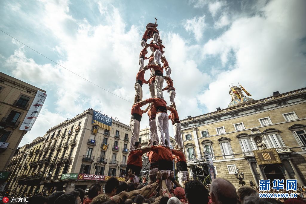 西班牙巴塞罗那上演精彩叠人塔活动 庆传统节