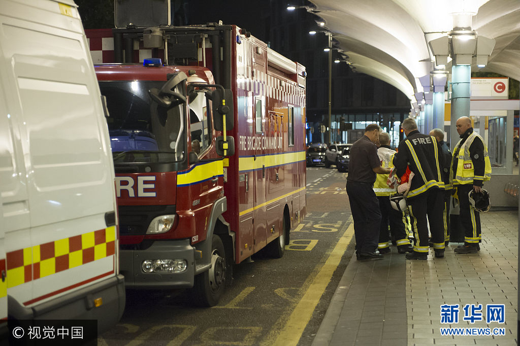 当地时间2017年9月23日，英国伦敦，一群男子在伦敦东部大型购物中心Stratford Centre附近喷洒有毒物质，至少有六人在袭击中受伤。据目击者称当时一群人爆发了口角，袭击随后发生。警方称该事件并不是恐怖袭击，目前已有一名嫌疑人被逮捕。***_***23/09/2017. London, United Kingdom. Acid attack in Stratford Centre. London..Police officers and fire crews outside the Stratford shopping centre, opposite Westfield Shopping Centre in East London, where an acid attack took place injuring five or more people. (Gustavo Valiente / i-Images / Polaris)
