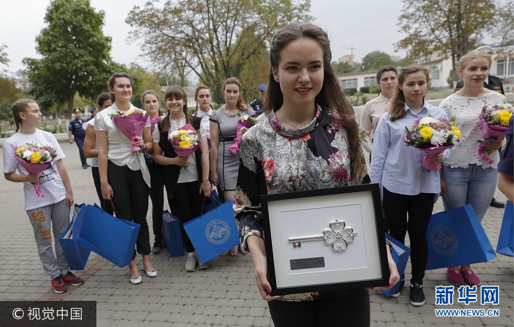 当地时间2017年9月23日，俄罗斯克拉斯诺达尔，俄罗斯克拉斯诺达尔高级军事航空学校招收女飞行学员，被录取女飞行学员参加仪式心情激动。***_***KRASNODAR, RUSSIA - SEPTEMBER 23, 2017: A ceremony to hand over a dormitory key to the girls admitted to Anatoly Serov Krasnodar Higher Military Aviation School for Pilots. Mikhail Japaridze/TASS