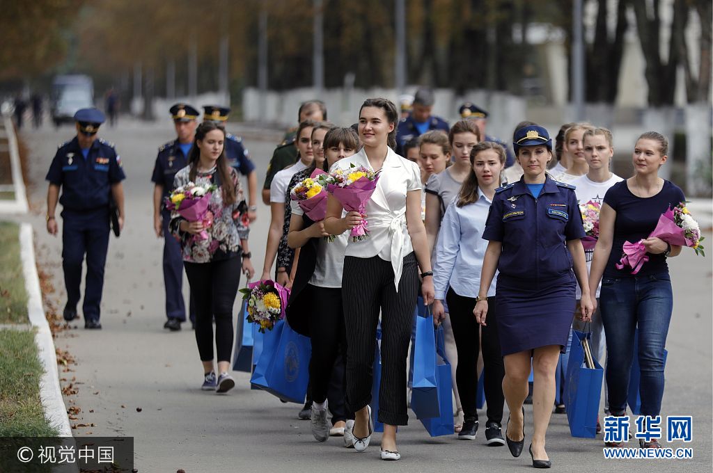当地时间2017年9月23日，俄罗斯克拉斯诺达尔，俄罗斯克拉斯诺达尔高级军事航空学校招收女飞行学员，被录取女飞行学员参加仪式心情激动。***_***KRASNODAR, RUSSIA - SEPTEMBER 23, 2017: Girls admitted to Anatoly Serov Krasnodar Higher Military Aviation School for Pilots. Mikhail Japaridze/TASS