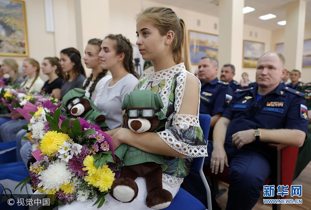 当地时间2017年9月23日，俄罗斯克拉斯诺达尔，俄罗斯克拉斯诺达尔高级军事航空学校招收女飞行学员，被录取女飞行学员参加仪式心情激动。***_***KRASNODAR, RUSSIA - SEPTEMBER 23, 2017: Girls at a ceremony for admission of female applicants to Anatoly Serov Krasnodar Higher Military Aviation School for Pilots. Mikhail Japaridze/TASS