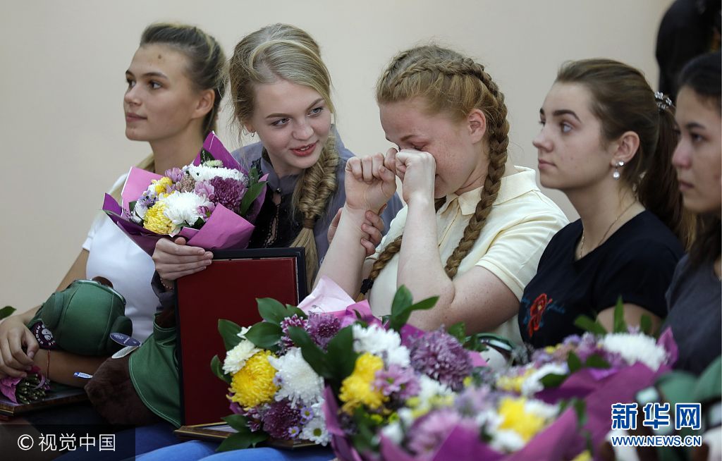 当地时间2017年9月23日，俄罗斯克拉斯诺达尔，俄罗斯克拉斯诺达尔高级军事航空学校招收女飞行学员，被录取女飞行学员参加仪式心情激动。***_***KRASNODAR, RUSSIA - SEPTEMBER 23, 2017: Girls at a ceremony for admission of female applicants to Anatoly Serov Krasnodar Higher Military Aviation School for Pilots. Mikhail Japaridze/TASS