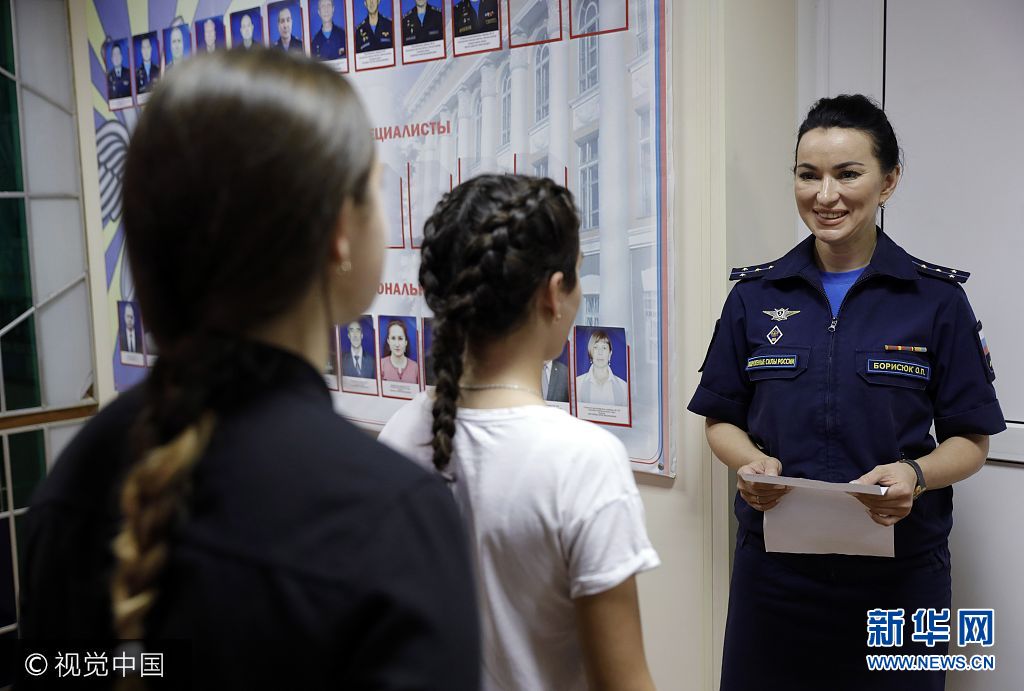 当地时间2017年9月23日，俄罗斯克拉斯诺达尔，俄罗斯克拉斯诺达尔高级军事航空学校招收女飞行学员，被录取女飞行学员参加仪式心情激动。***_***KRASNODAR, RUSSIA - SEPTEMBER 23, 2017: Girls during the announcement of the list of applicants admitted to Anatoly Serov Krasnodar Higher Military Aviation School for Pilots. Mikhail Japaridze/TASS