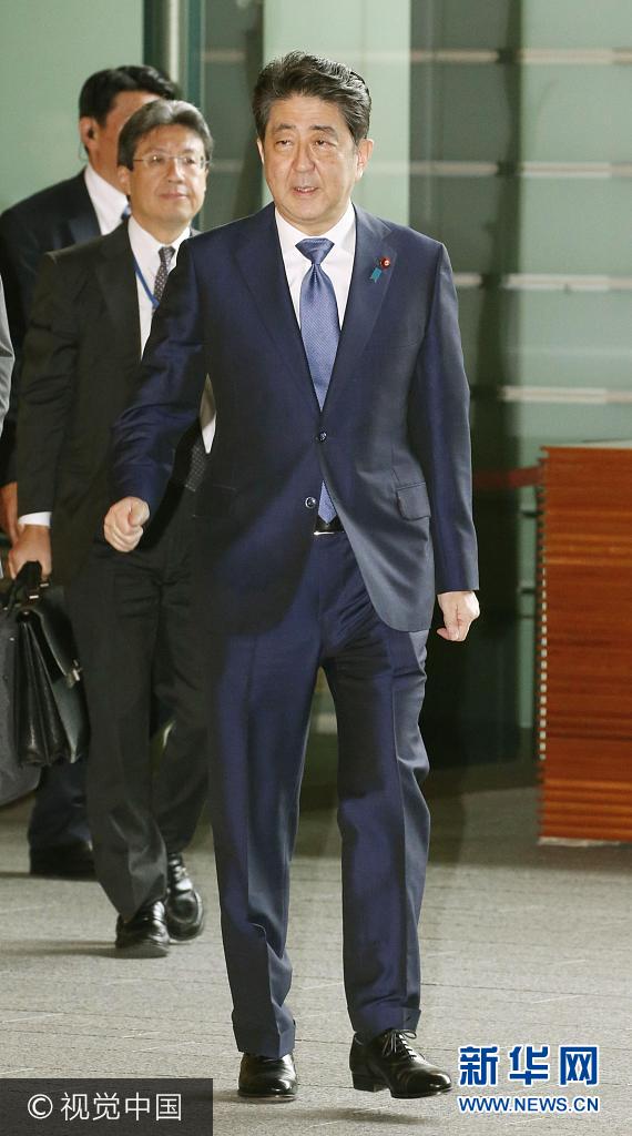 当地时间2017年9月25日，日本东京，日本首相安倍晋三抵达在东京的办公室。据日本NHK电视台9月25日报道，日本首相安倍晋三将在25日傍晚召开的记者会上正式宣布，计划在28日召开的临时国会伊始解散众院。对此，日本在野党和民众极大不满。***_***Japanese Prime Minister Shinzo Abe arrives at his office in Tokyo on Sept. 25, 2017. Abe will announce a plan later in the day to dissolve the lower house for a general election at the beginning of an extraordinary Diet session to be convened on Sept. 28. (Kyodo) ==Kyodo (Photo by Kyodo News via Getty Images)