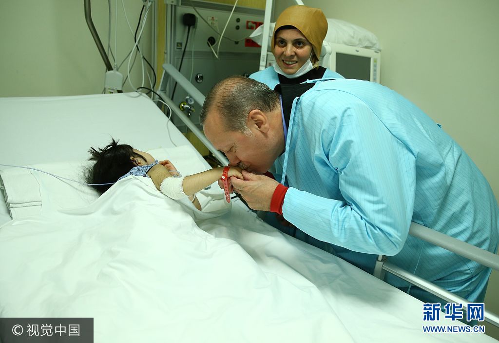 当地时间2017年10月8日，土耳其伊斯坦布尔，图为埃尔多安探望医院内的一名病童。土耳其总统埃尔多安到医院探望进行了肝脏移植手术的土耳其奥运举重冠军、前举重运动员Naim Suleymanoglu。***_***ISTANBUL, TURKEY - OCTOBER 08: President of Turkey, Recep Tayyip Erdogan visits a little kid at a hospital, where the Turkish Olympic champion in weightlifting and former national weight-lifter Naim Suleymanoglu rests, in Istanbul, Turkey on October 08, 2017. Suleymanoglu has been got through a liver transplantation operation successfully after his illness. (Photo by Kayhan Ozer/Anadolu Agency/Getty Images)