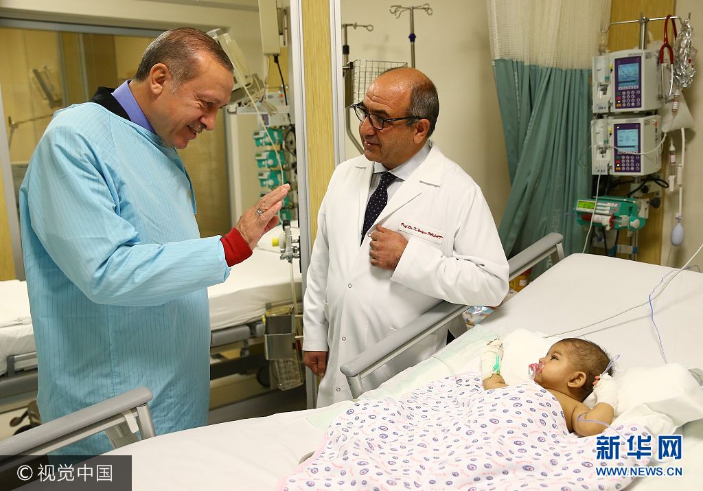 当地时间2017年10月8日，土耳其伊斯坦布尔，图为埃尔多安探望医院内的一名病童。土耳其总统埃尔多安到医院探望进行了肝脏移植手术的土耳其奥运举重冠军、前举重运动员Naim Suleymanoglu。***_***ISTANBUL, TURKEY - OCTOBER 08: President of Turkey, Recep Tayyip Erdogan visits a baby at a hospital, where the Turkish Olympic champion in weightlifting and former national weight-lifter Naim Suleymanoglu rests, in Istanbul, Turkey on October 08, 2017. Suleymanoglu has been got through a liver transplantation operation successfully after his illness. (Photo by Kayhan Ozer/Anadolu Agency/Getty Images)