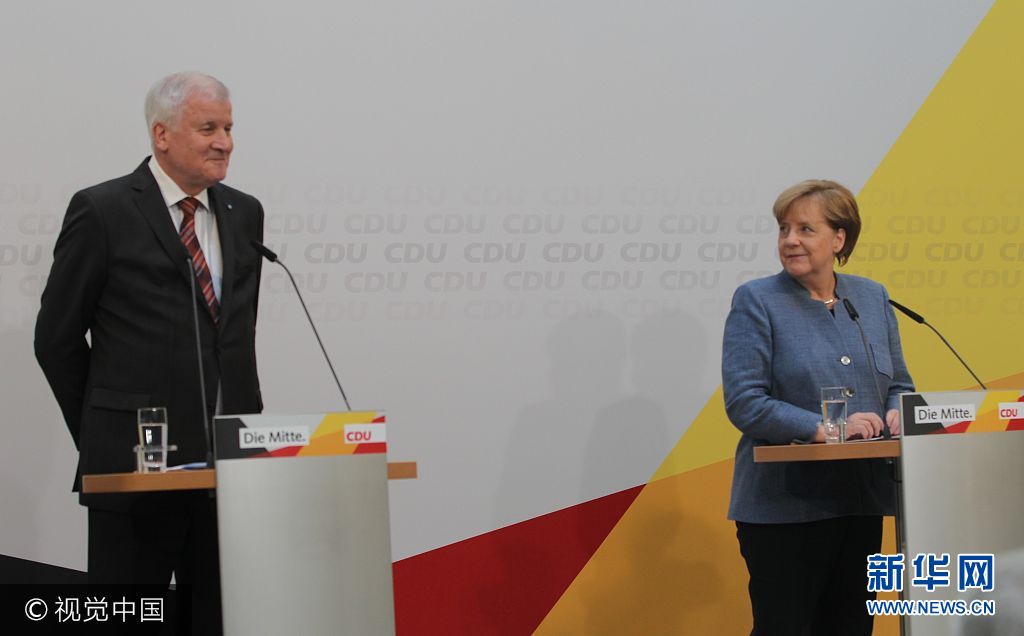 当地时间2017年10月9日，德国柏林，德国总理、基民盟主席默克尔与巴伐利亚州州长、基社盟主席霍斯特·泽霍夫一起出席新闻发布会。德国总理默克尔9日表示，她将在本月18日与自由民主党和绿党就组阁进行谈判。据报道，默克尔领导的联盟党(由基民盟与基社盟组成)将在18日当天分别与自由民主党和绿党举行会谈，两天后则将举行三方联合会谈。***_***BERLIN, GERMANY - OCTOBER 9: German Chancellor and leader of the German Christian Democrats (CDU) Angela Merkel (R) and Bavarian Governor and head of the Bavarian Christian Social Union (CSU) Horst Seehofer (L) hold a joint press conference on coalition talks in Berlin, Germany on October 9, 2017. (Photo by Erbil Basay/Anadolu Agency/Getty Images)