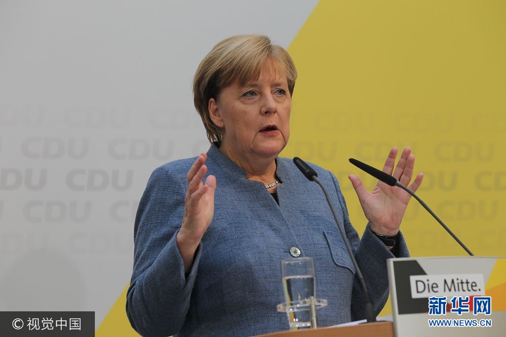 当地时间2017年10月9日，德国柏林，德国总理、基民盟主席默克尔与巴伐利亚州州长、基社盟主席霍斯特·泽霍夫一起出席新闻发布会。德国总理默克尔9日表示，她将在本月18日与自由民主党和绿党就组阁进行谈判。据报道，默克尔领导的联盟党(由基民盟与基社盟组成)将在18日当天分别与自由民主党和绿党举行会谈，两天后则将举行三方联合会谈。***_***BERLIN, GERMANY - OCTOBER 9: German Chancellor and leader of the German Christian Democrats (CDU) Angela Merkel and Bavarian Governor and head of the Bavarian Christian Social Union (CSU) Horst Seehofer (not seen) hold a joint press conference on coalition talks in Berlin, Germany on October 9, 2017. (Photo by Erbil Basay/Anadolu Agency/Getty Images)