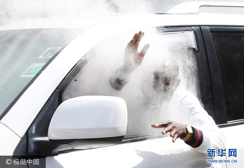 当地时间2017年10月13日，肯尼亚内罗毕，反对党国家超级联盟的支持者上街游行,抗议独立选举和边界委员会。***_***An opposition politician of the National Super Alliance (NASA) coalition, reacts after a gas canister fired by policemen hits his car during a protest along a street in Nairobi, Kenya October 13, 2017. Baz Ratner
