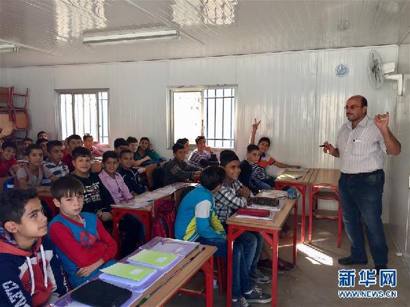 （国际·图文互动）（4）通讯：危楼边搭起简易板房——阿勒颇失学儿童重返课堂