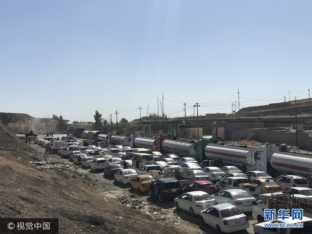 当地时间2017年10月17日，伊拉克基尔库克，库尔德民众返回基尔库克，伊拉克政府军驻守检查站。***_***KIRKUK, IRAQ - OCTOBER 17:  Vehicles  are seen on their way back to Kirkuk after Iraqi forces retake the control of the city center from Peshmerga forces in Kirkuk, Iraq on October 17, 2017. Iraqi forces on Monday seized full control of the city center as well as Kirkuk's Airport, 70th brigade command of Patriotic Union of Kurdistan (PUK), Kirkuk's Northern Oil Company, the Baba Gurgur oil field and K1 Military base in southeastern Kirkuk as part of a military operation in the oil-rich city of Kirkuk. The Iraqi army on Monday launched an operation in the oil-rich Kirkuk city on Monday amid tension over last months illegitimate independence referendum in northern Iraqs Kurdish region. Iraqi forces and the Hashd al-Shaabi militia, which supports the government, also seized full control of Tuz Khurmatu district following clashes with Iraqi Kurdish Peshmerga forces.    (Photo by Salih Bilici/Anadolu Agency/Getty Images)
