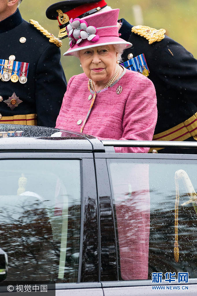 当地时间2017年10月19日，英国伦敦，女王伊丽莎白二世检阅英国国王御用皇家骑炮兵，纪念其成立70周年。***_***Pictured: Queen Elizabeth II Ref: SPL1605586  191017   Picture by: Ray Tang / ZUMA Press / Splash News（图片来源：视觉中国）